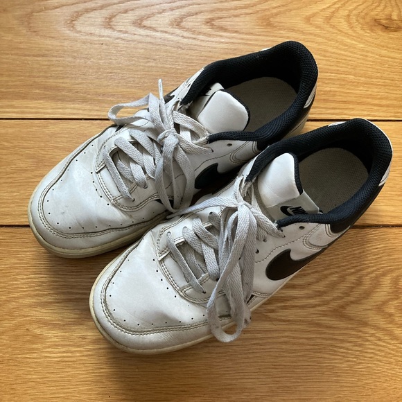 Nike Women’s Size 9 Gamma Force White and Black Sneakers - Picture 3 of 8